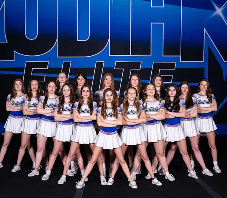 L'équipe de cheerleading du Zodiac pose pour une photo dans leurs uniformes.