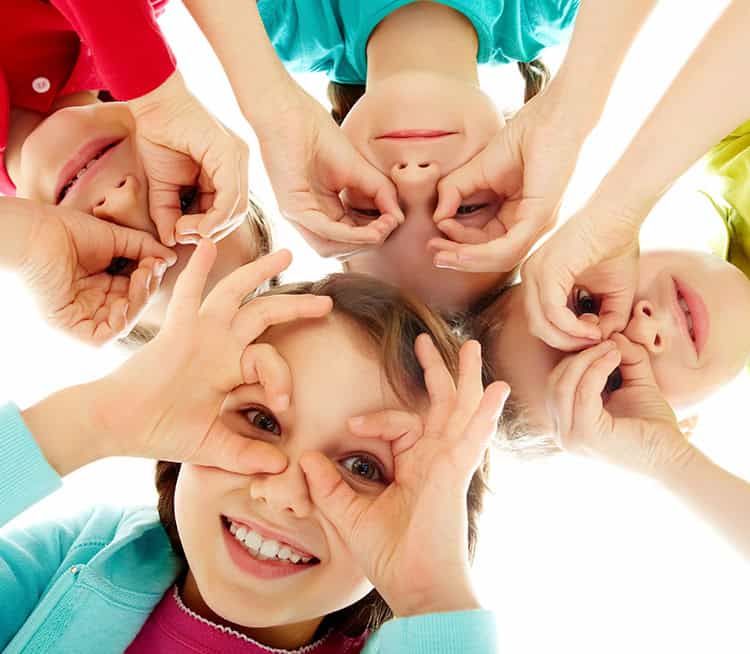Enfants souriants faisant des grimaces avec leurs mains