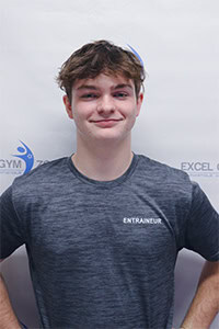 Félix O., entraîneur portant un t-shirt gris.