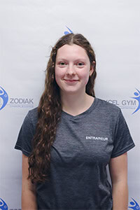 Leah P., entraîneur chez Excel Gym, portant un t-shirt gris.