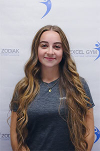 Corinne H., jeune femme souriante aux longs cheveux blonds.