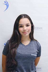 Mayssa A. portant un t-shirt gris.