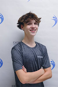 Olivier L., souriant, bras croisés devant un fond blanc.