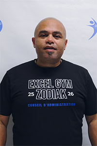 Pierre-Richard R. portant un t-shirt Excel Gym Zodiak. Conseil d'administration.