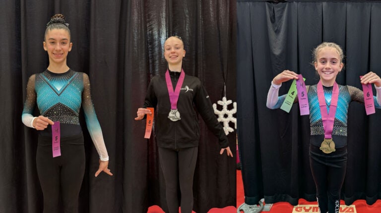 Trois jeunes gymnastes avec leurs médailles et rubans à la compétition Coupe Québec N8 et Nationale.