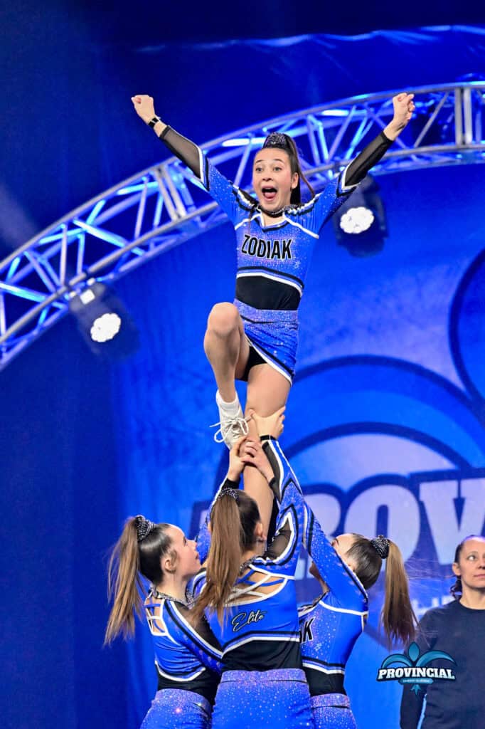 Cheerleaders de ZODIAK en pyramide au Championnat provincial Cheer Québec.
