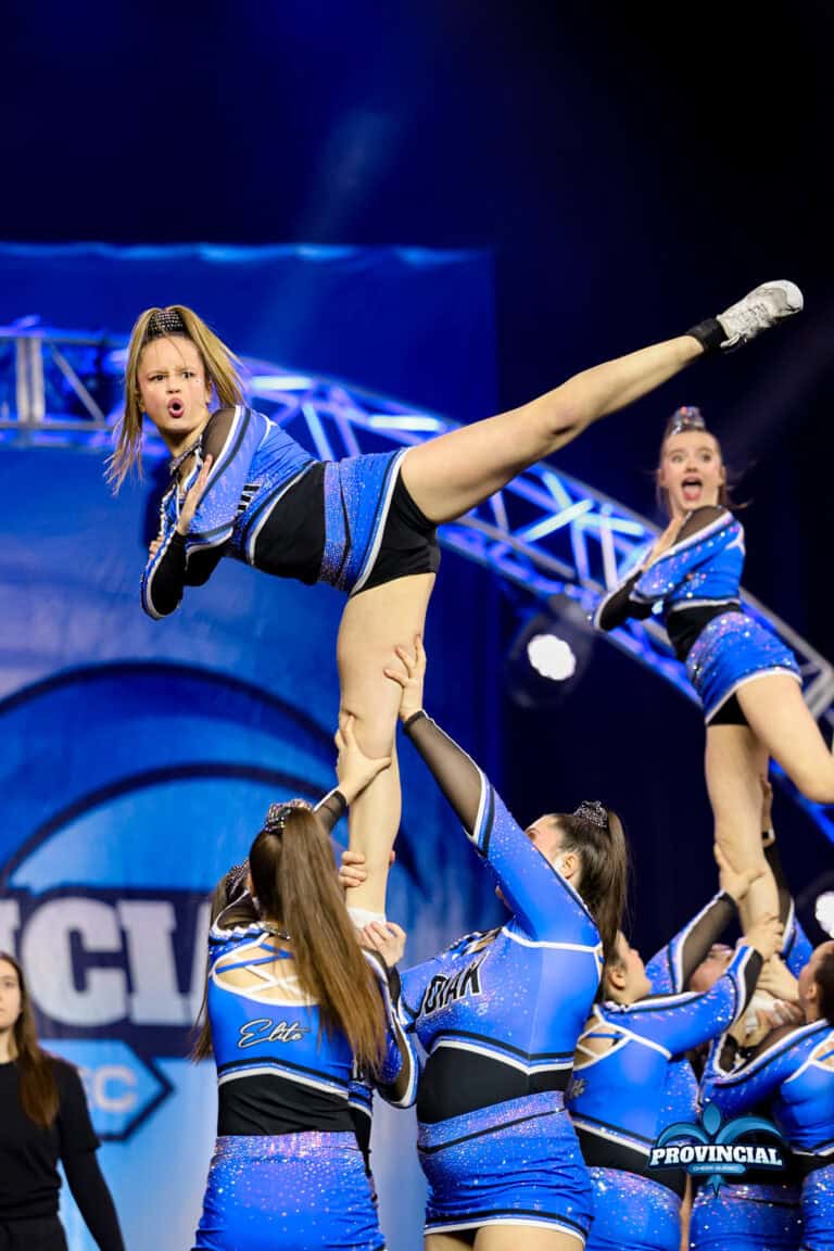 Cheerleaders en action lors du Championnat provincial Cheer Québec. Acrobates en bleu et noir.