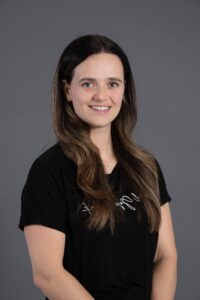 Portrait d'une jeune femme souriante aux cheveux bruns longs